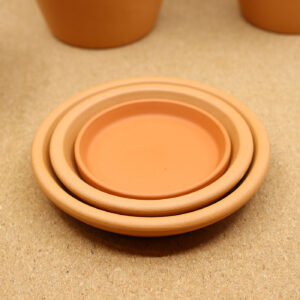 Aluslautanen terracotta-ruukulle