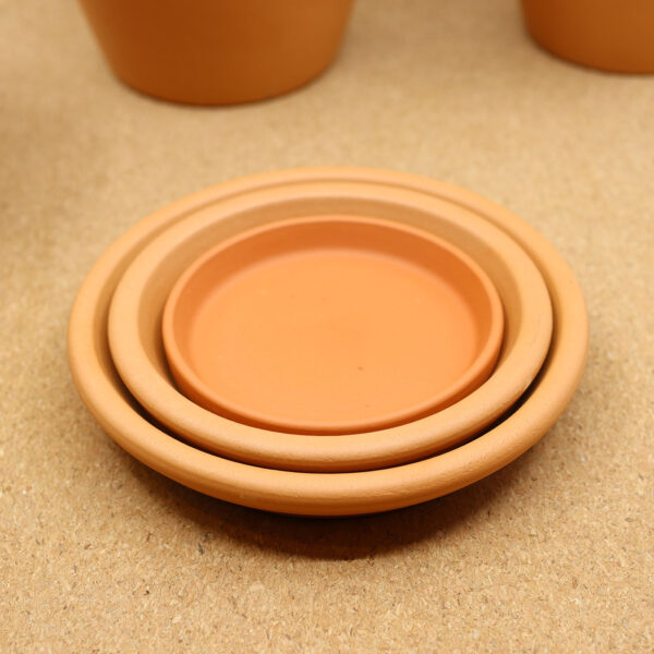 Aluslautanen terracotta-ruukulle